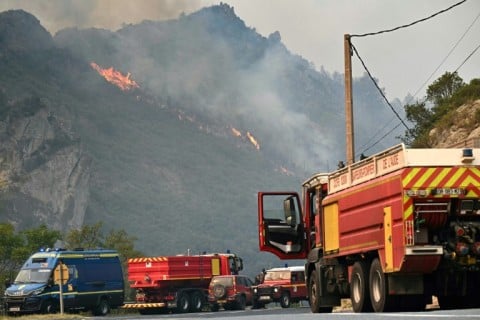France seeks to ‘stabilise’ wildfire raging in south