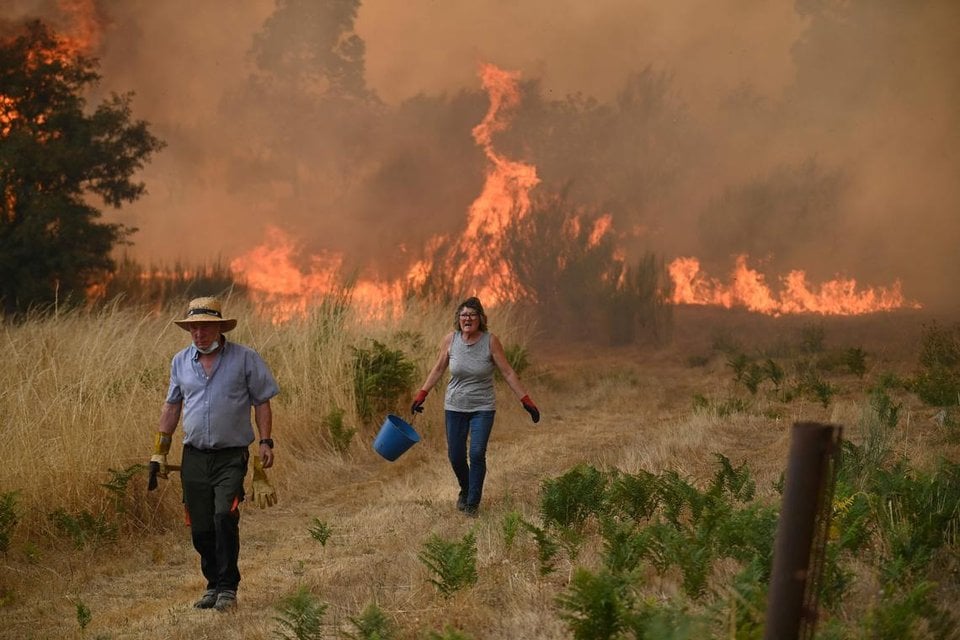Spain wildfires: PM Sanchez vows ‘climate pact’ on visit to fire-hit region
