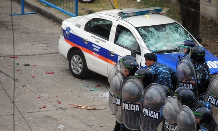 Argentina: Ten hurt, 90 arrested as soccer match abandoned following fan violence