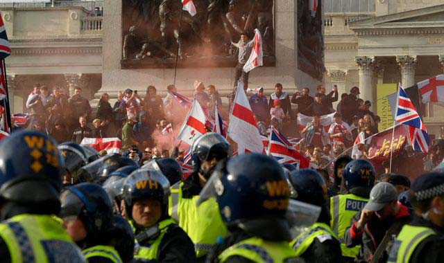 UK: Clashes with police after up to 150,000 gather at far-right rally