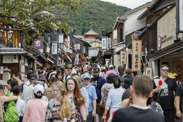 Foreign Visitors To Japan Surpass 30 Million At Record Pace